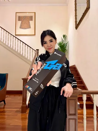 Mandy Ng with her PropNex GEN trophy for 112th position, first quarter 2026.